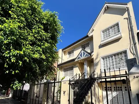 Triplex con cochera y patio, único en la zona.