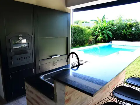 Casa 5 ambientes con 4 baños