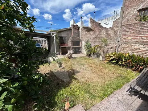 Venta casa 4 ambientes con patio y cochera en El Palomar