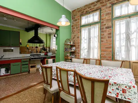 Casa 9 ambientes con 4 baños