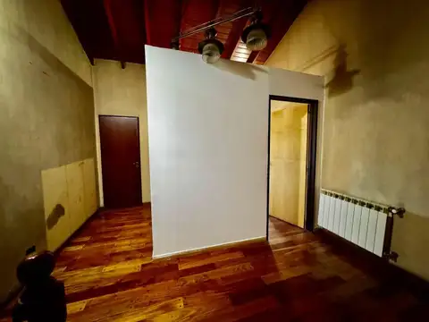 Casa de 5 ambientes en dos plantas con garage, gran patio y parrilla en Villa Domínico