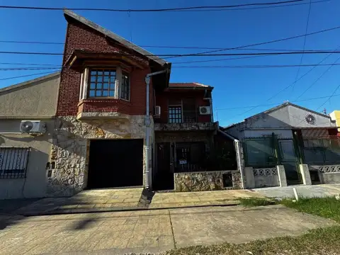 Casa de 5 ambientes en dos plantas con garage, gran patio y parrilla en Villa Domínico