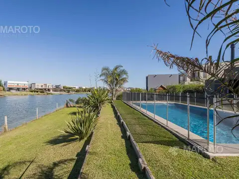 Casa en venta en el Barrio El Canton Norte al agua