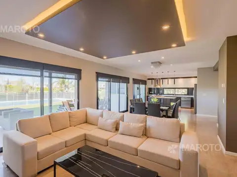 Casa en Venta con 2 cocheras