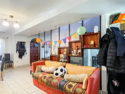 Casa 7 ambientes con 2 baños