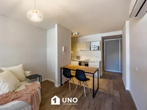 Av. Pellegrini y Pte. Roca - Amplio Dpto Monoambiente. Cochera disponible.