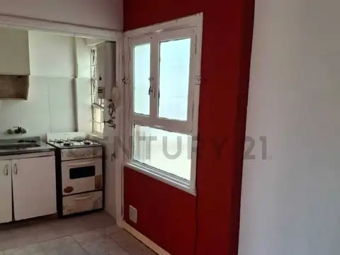 Monoambiente dividido, muy buen estado super luminoso, con balcón