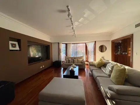 Espectcular Casa 5 ambientes, playroom, garage, jardinm piscina climatizada, quincho,en Villa Devoto