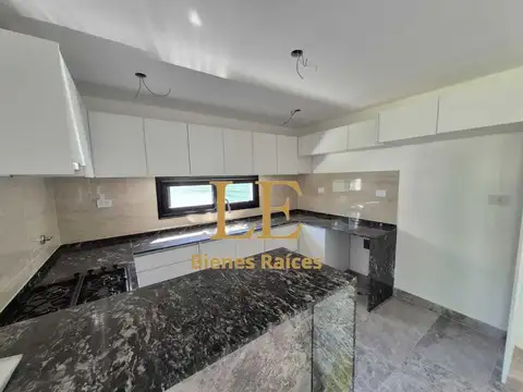 Casa 4 ambientes con 2 baños