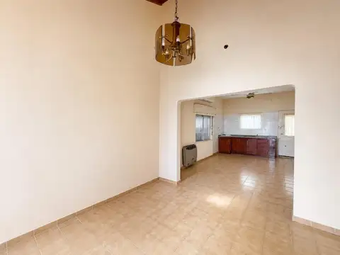 VALOR IMPERDIBLE,CASA CON AMPLIO JARDIN