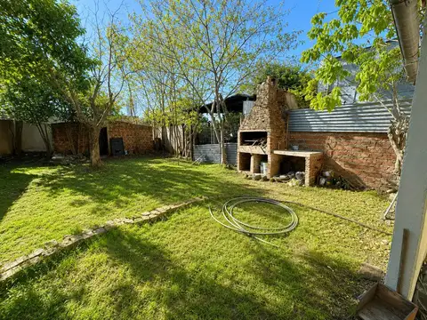 VALOR IMPERDIBLE,CASA CON AMPLIO JARDIN