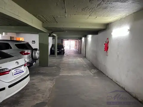 Excelente Cochera Cubierta, Amplia y Facil acceso..-