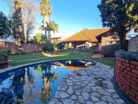 Casa 4 amb, cochera para varios vehículos, quincho, piscina y amplio jardín.