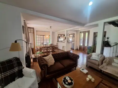 Casa 6 ambientes con 2 baños