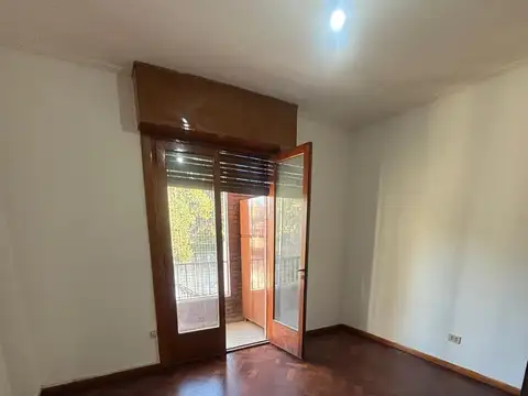 3 AMB CFTE 70 M2 CON BALCON 1° PISO POR ESCALERA - IMPECABLE - BAÑO Y COCINA NUEVO BAJAS EXPENSAS LAV CUBIERTO