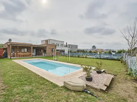 Casa de 4 Amb con Pileta - Quincho - Cochera en B° Santa Elena - Pilar del Este