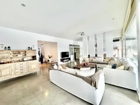 Casa en Alquiler con 2 cocheras