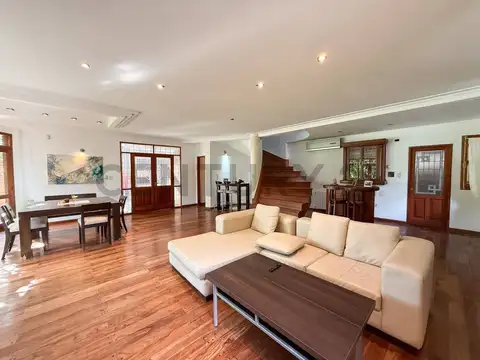Casas en venta 4 dormitorios Gonnet entre caminos con pileta