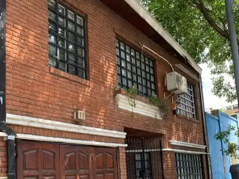 Venta de casa de 5 amb  y habbitacion de servicio en tres plantas