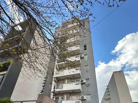 MORON SUR- MONOAMBIENTE AL FRENTE- CON BALCON Y COCHERA- EXCELENTE ESTADO- MUY LUMINOSO