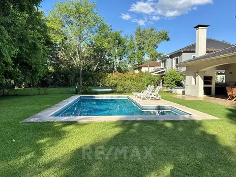 Casa 6 ambientes con 4 baños
