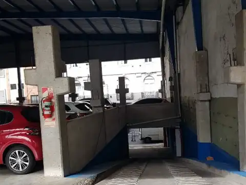 Excelente Propiedad Comercial de Cocheras 1.200 metros cuadrados en planta baja y primer piso