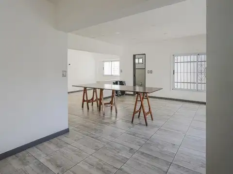 Casa en Alquiler con 3 cocheras