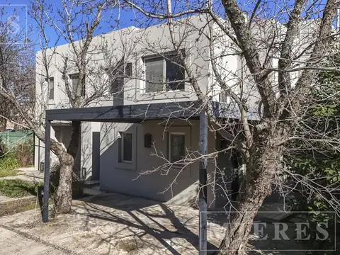 Casa en Venta con 2 cocheras