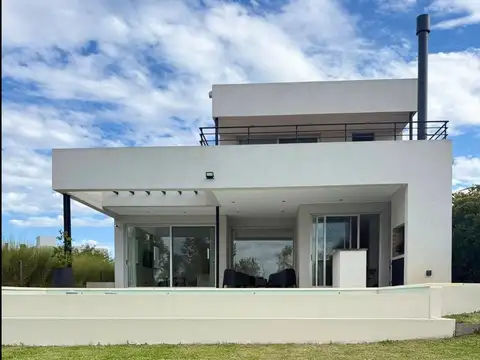 Casa al lago 3 dormitorios mas escritorio en alquiler