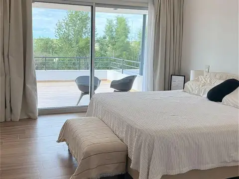 Casa en Alquiler con 4 cocheras