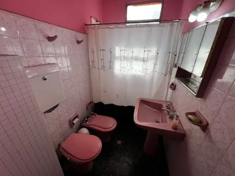 CASA P/2 FLIAS LOTE 300 M2 LANUS V.ALSINA. PERMUTA