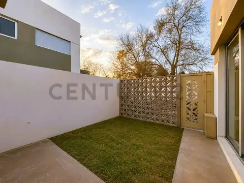 CASA DUPLEX EN VENTA EN LA PLATA A ESTRENAR DE 2 DORMITORIOS Y COCHERA