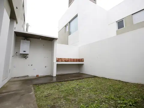 CASA DUPLEX EN VENTA EN LA PLATA A ESTRENAR DE 2 DORMITORIOS Y COCHERA