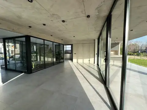 Casa 6 ambientes con 4 baños