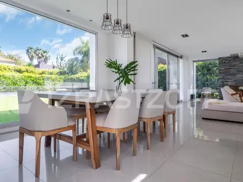 Casa en Venta con 2 cocheras