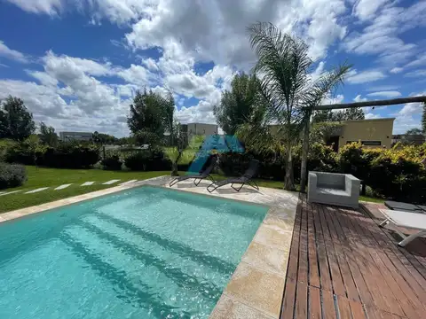Casa en Venta en Pilar del Este - Santa Lucia, USD 166.000