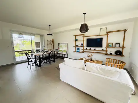 Casa 4 ambientes con 2 baños