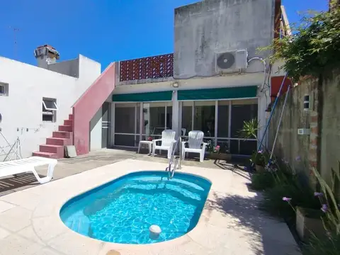 VENTA - CASA TRES DORMITORIOS CON QUINCHO CERRADO Y PILETA - VILLA CONSTITUCIÓN  CENTRO