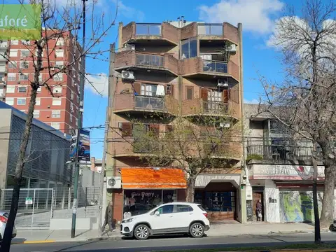 ALQUILER - Dpto. de 3 amb. sobre Av. Centenario, Beccar, con cochera, balcón y terraza compartida
