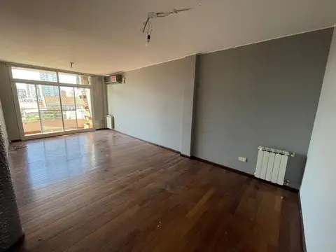 Departamento de 2 dormitorios con comodín cochera y balcón en alquiler Rosario cerca de Bv Oroño