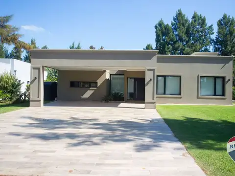 CASA  6 AMBIENTES EN VENTA  PRINCIPADO CON PILETA