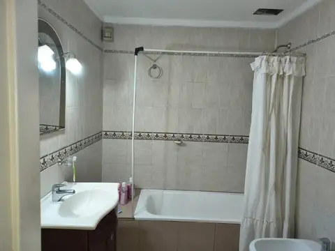 Depto Tipo Casa en Alquiler en Lanus Este, $ 690.000