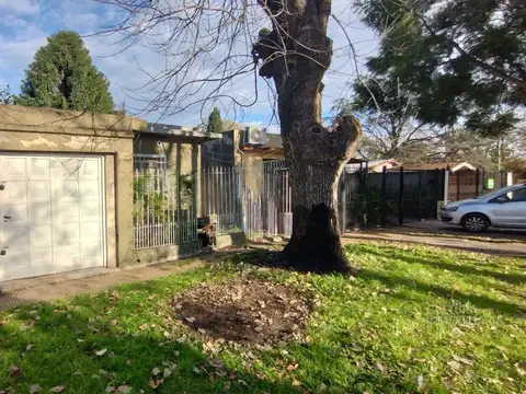 CASA CON COCHERA 3 AMBIENTES OPORTUNIDAD