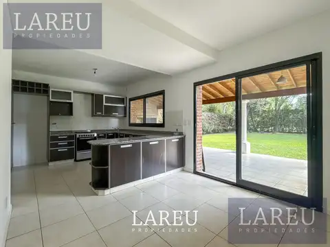 Casa en Alquiler con 4 cocheras