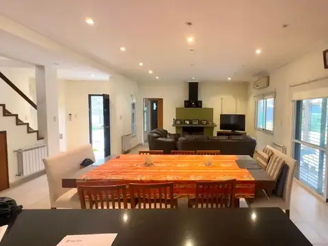 Casa 5 ambientes con 3 baños