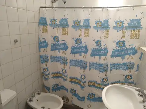 Casa 7 ambientes con 2 baños