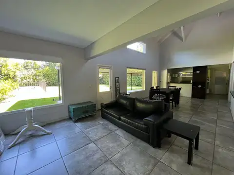 Casa 5 ambientes con 3 baños