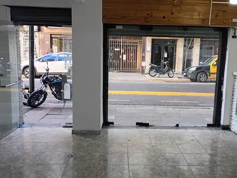 AMPLIO LOCAL A LA CALLE EN EXCELENTE UBICACIÓN!