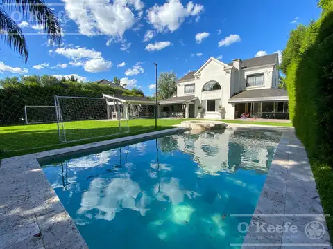 Casa en venta de cuatro ambientes, con piscina, y amplio parque  en Abril Club de Campo, Guillermo H