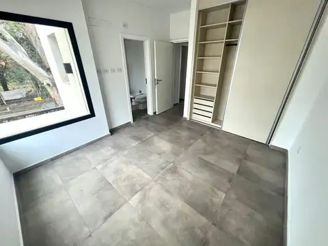 Duplex 4 ambientes con jardin en alquiler en Barrio Parque Leloir